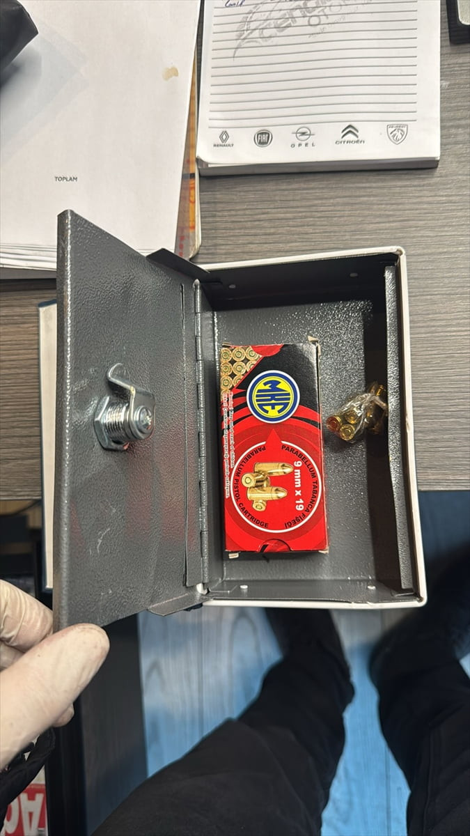 Sakarya'nın Erenler ilçesinde yasa dışı silah ticareti operasyonunda yakalanan zanlı tutuklandı....