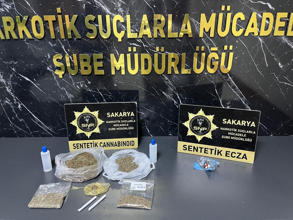 Sakarya'nın Erenler ve Geyve ilçelerinde son bir haftada sokak satıcılarına yönelik uyuşturucu...