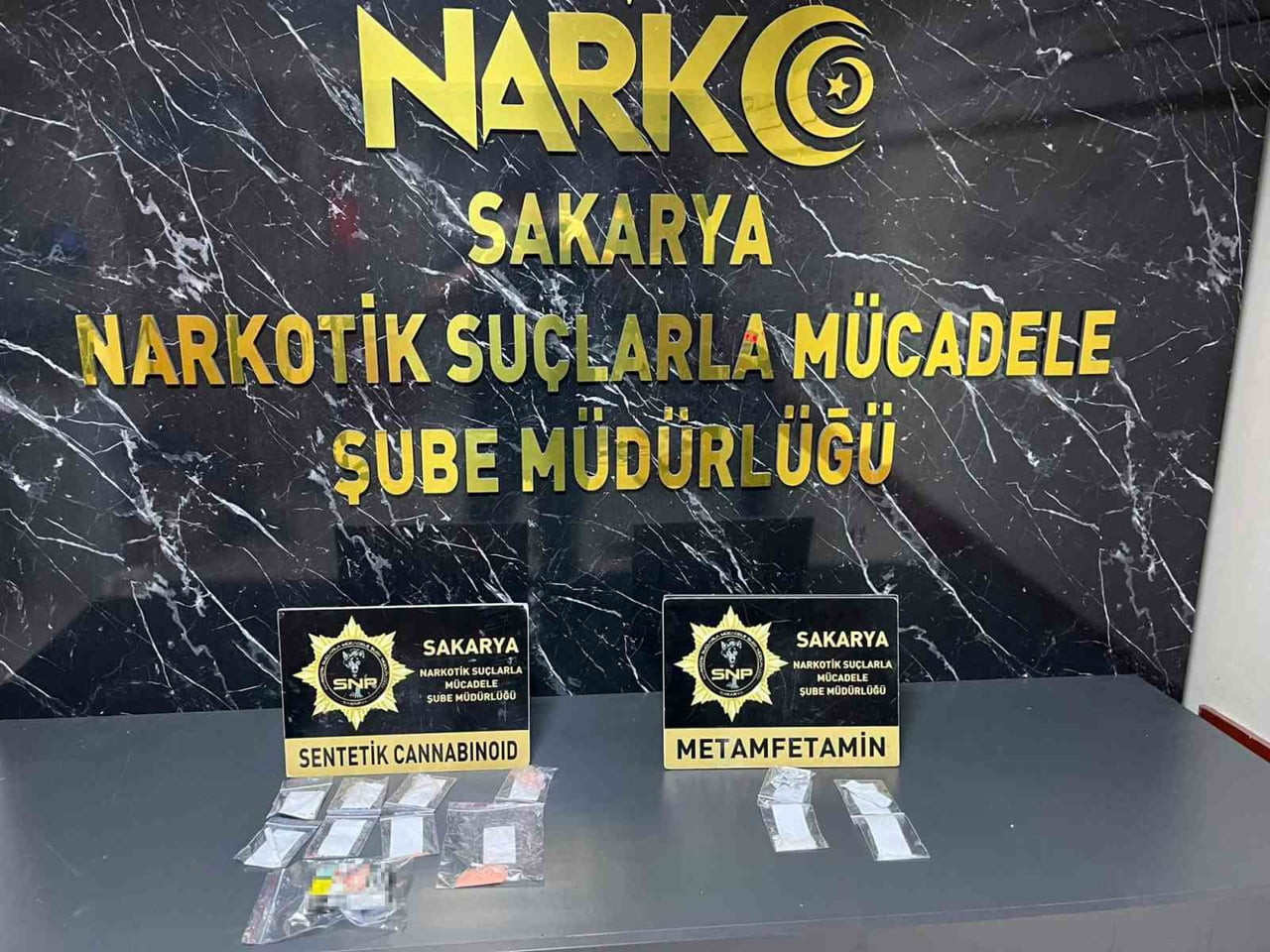 SAKARYA'NIN ERENLER VE SERDİVAN İLÇELERİNDE POLİS EKİPLERİNCE DÜZENLENEN OPERASYONDA YAKLAŞIK 9...