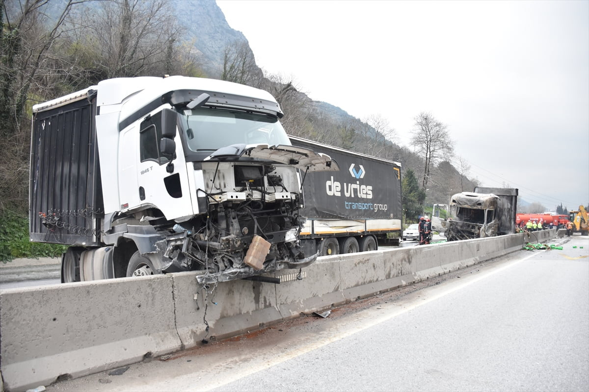 Sakarya'nın Geyve ilçesinde 3 aracın karıştığı trafik kazasında 2 kişi yaralandı.