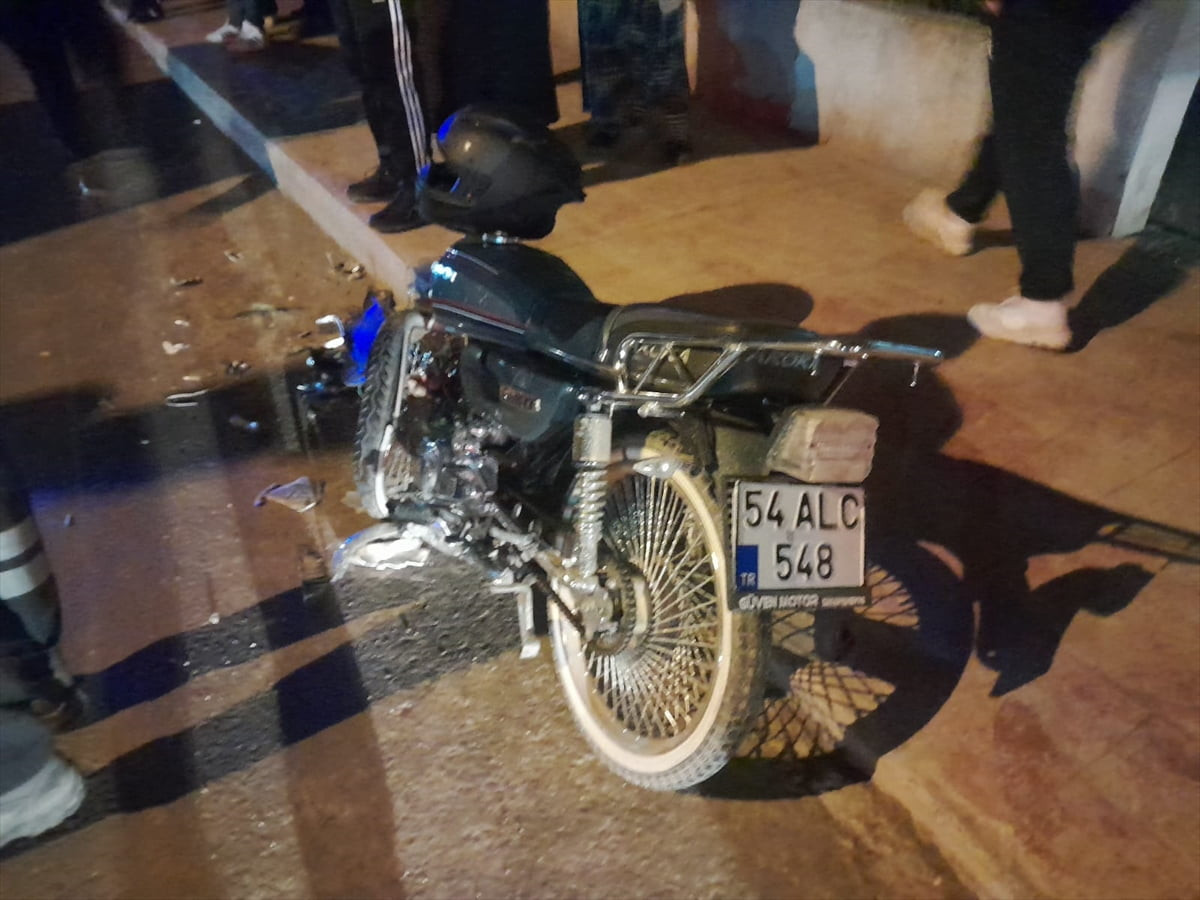 Sakarya'nın Geyve ilçesinde panelvanla çarpışan motosikletteki 17 yaşındaki genç yaşamını yitirdi...