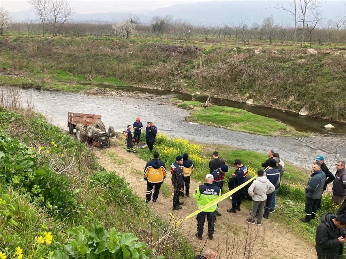 Sakarya'nın Hendek ilçesinde, devrilen traktörün sürücüsü hayatını kaybetti. Olay yerine itfaiye...