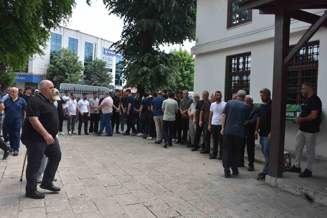 SAKARYA'NIN HENDEK İLÇESİNDE GİRDİĞİ DEREDE AKINTIYA KAPILAN VE CANSIZ BEDENİNE ULAŞILAN 20...