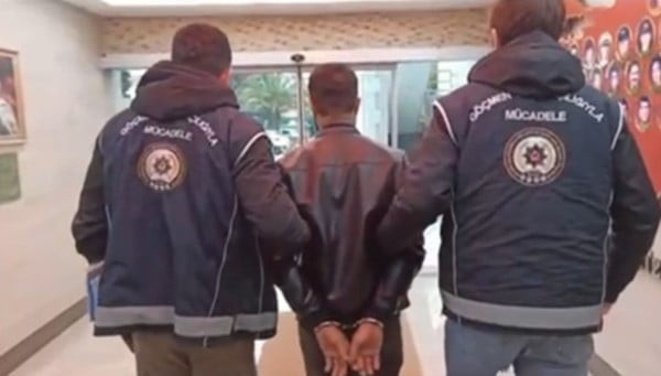 SAKARYA'NIN HENDEK İLÇESİNDE GÖÇMEN KAÇAKÇILIĞINA YÖNELİK DÜZENLENEN OPERASYONDA, İÇERİSİNDE 5...