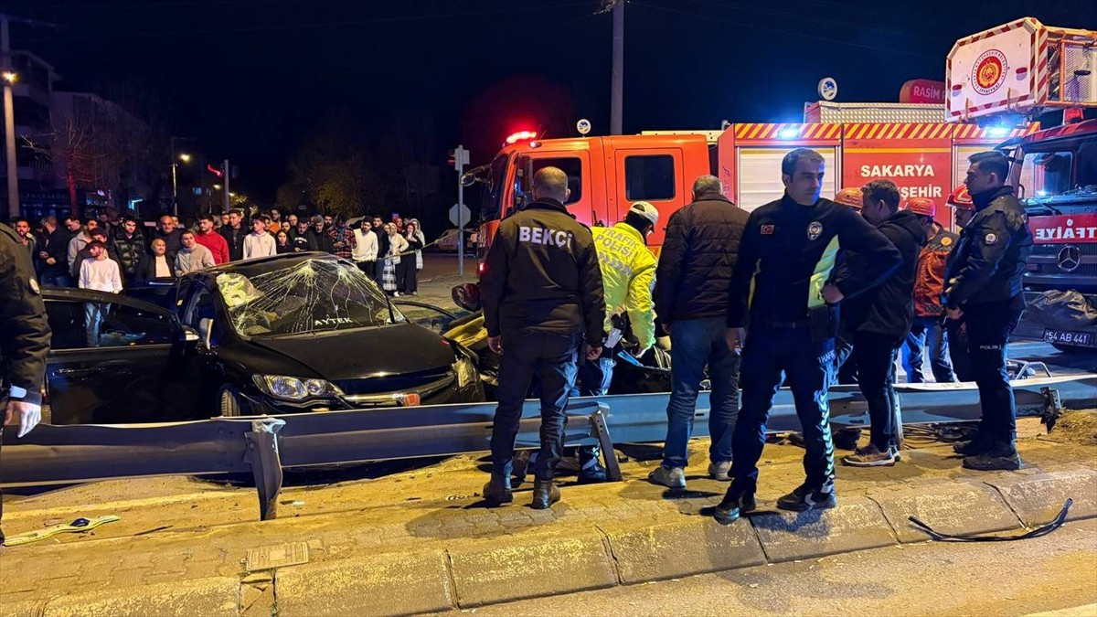 Sakarya'nın Hendek ilçesinde iki otomobilin çarpışması sonucu 1 kişi hayatını kaybetti, 2 kişi...