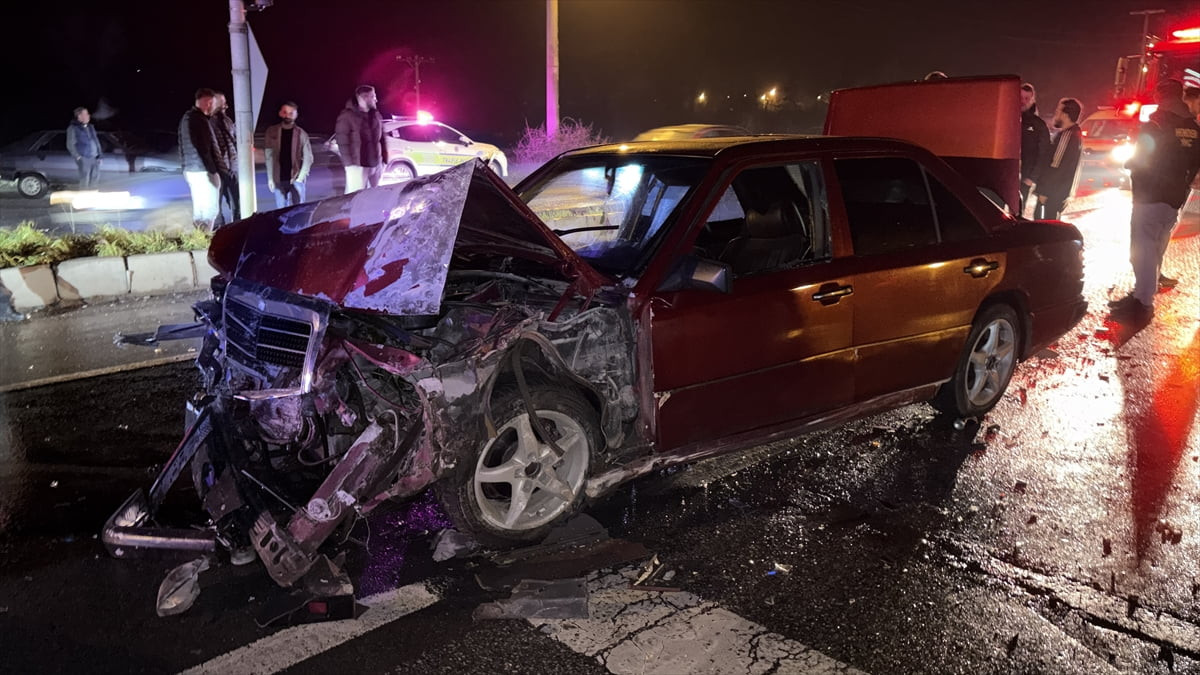 Sakarya'nın Hendek ilçesinde otomobilin minibüse arkadan çarptığı kazada 2 kişi yaralandı. İhbar...