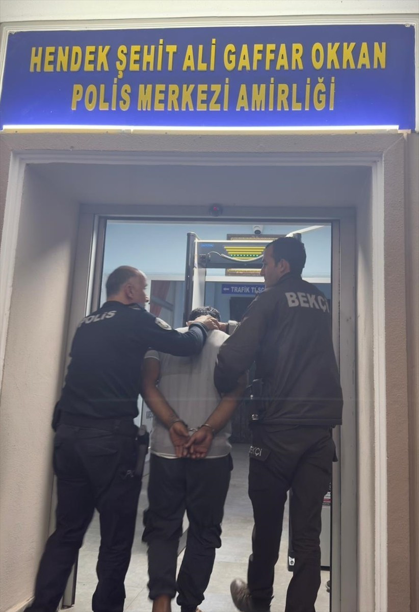 Sakarya'nın Hendek ilçesinde yakalanan haklarında kesinleşmiş hapis cezası bulunan 2 hükümlü...