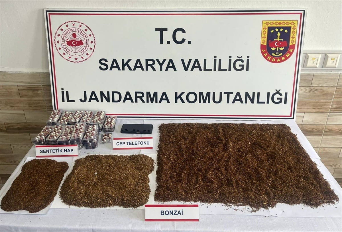 Sakarya'nın Karasu ilçesinde düzenlenen uyuşturucu operasyonunda gözaltına alınan 4 zanlı...
