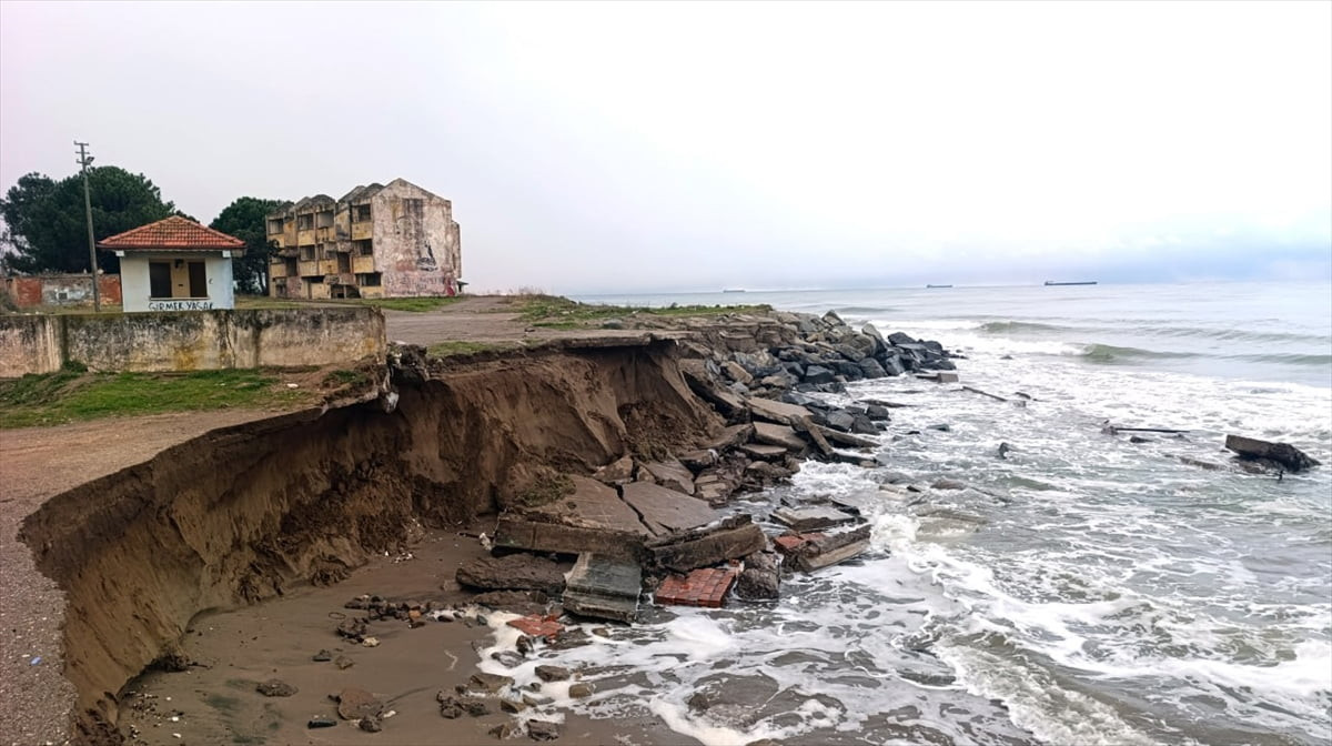 Sakarya'nın Karasu ilçesinde etkili olan kıyı erozyonu nedeniyle sahildeki boş bir tesisin bahçe...