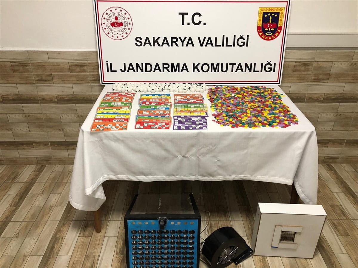 Sakarya'nın Karasu ilçesinde kumar oynayan 49 kişiye toplam 817 bin 533 lira idari para cezası...