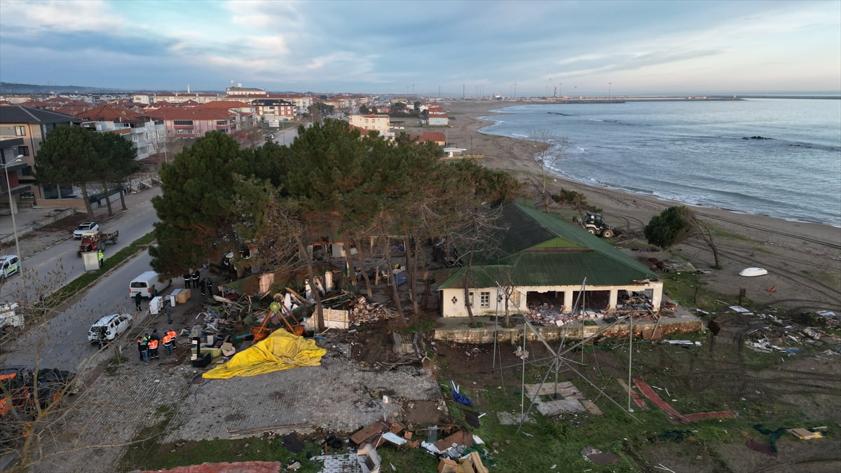 Sakarya'nın Karasu ilçesinde sahil şeridindeki 3 mahallede riskli ilan edilen alanlarda yıkım...