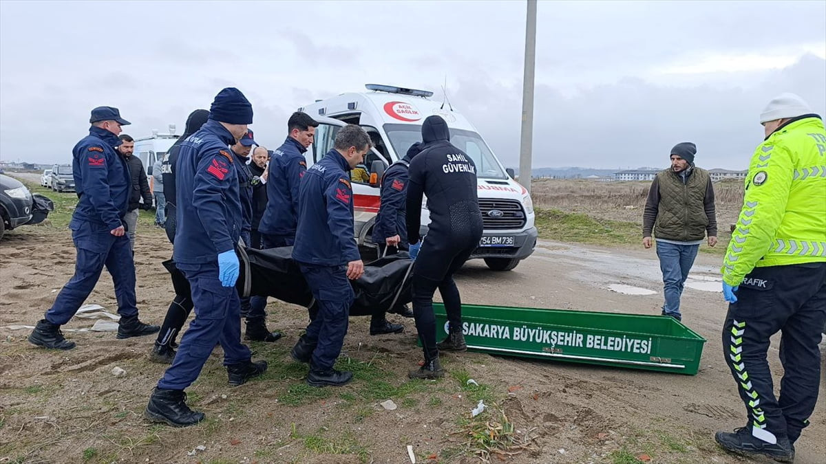 Sakarya'nın Karasu ilçesinde, sahilde erkek cesedi bulundu. Olay yerine sağlık, polis, jandarma ve...