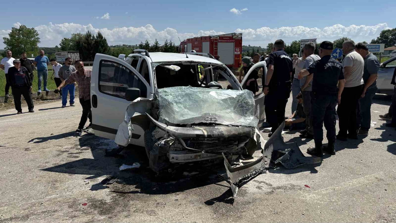 SAKARYA'NIN KAYNARCA İLÇESİNDE OTOMOBİL İLE HAFİF TİCARİ ARACIN ÇARPIŞMASI SONUCU 1'İ AĞIR 7 KİŞİ...