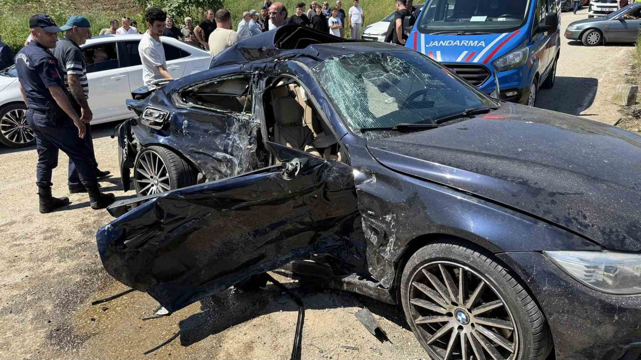 SAKARYA'NIN KAYNARCA İLÇESİNDE OTOMOBİL İLE HAFİF TİCARİ ARACIN ÇARPIŞMASI SONUCU MEYDANA GELEN...