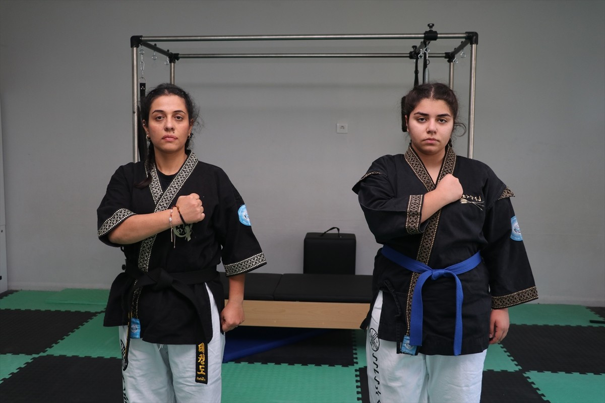 Sakarya'nın Kaynarca ilçesinde yaşayan Mina Anka Doguz (sağda), antrenör annesiyle hazırlandığı 5....