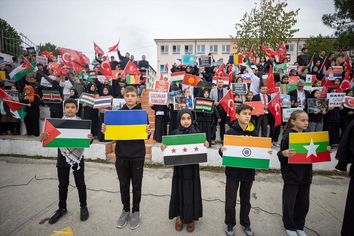 Sakarya'nın Kaynarca ilçesindeki Şehit Mansur Cansız Anadolu İmam Hatip Lisesi'nde "20 Kasım Dünya...