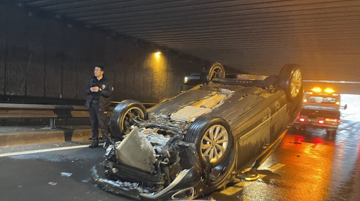 Sakarya'nın Pamukova ilçesinde bariyere çarparak ters dönen otomobildeki 2 kişi yaralandı.