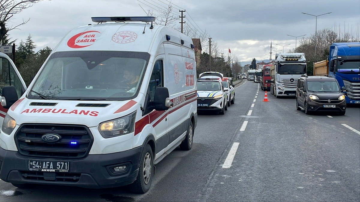 Sakarya'nın Pamukova ilçesinde otomobilin çarptığı anne ağır yaralandı, kızı hayatını kaybetti....