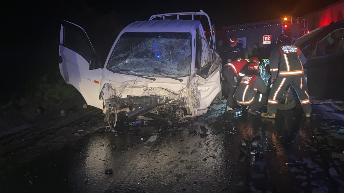 Sakarya'nın Pamukova ilçesinde panelvanla kamyonetin çarpıştığı kazada 1 kişi öldü, 3 kişi...