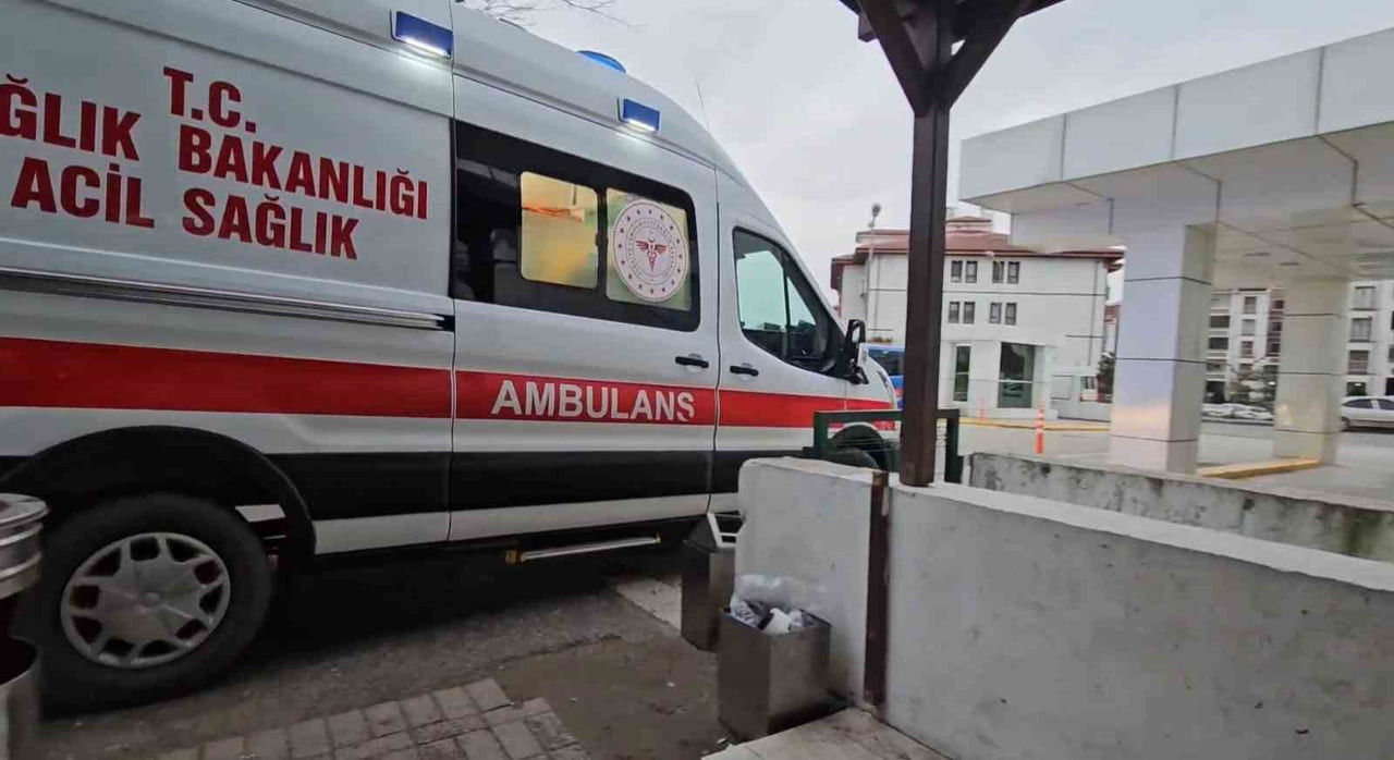 SAKARYA'NIN SAPANCA İLÇESİNDE BİR ALIŞVERİŞ MERKEZİNİN GİRİŞ BÖLÜMÜNDE ELEKTRİK TESİSATINI KONTROL...