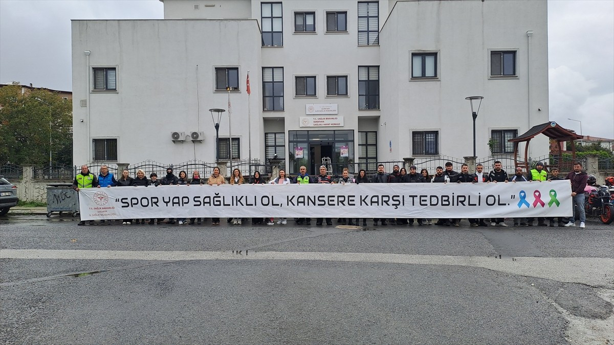  Sakarya'nın Serdivan ilçesinde bir araya gelen motosiklet tutkunları, meme kanseri farkındalık...