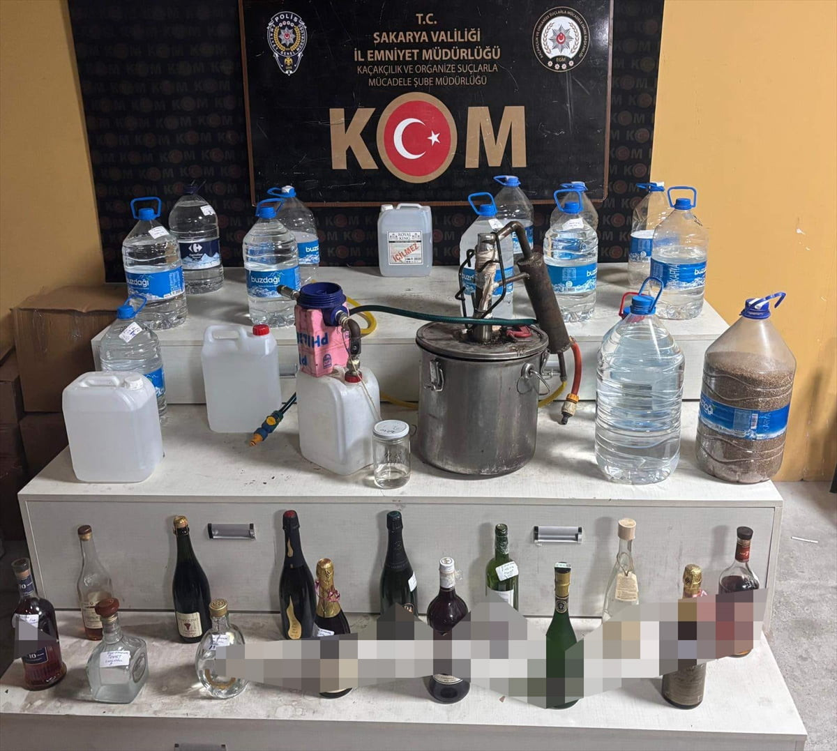 Sakarya'nın Serdivan ilçesinde düzenlenen kaçak alkol operasyonunda 1 kişi yakalandı. Şüphelinin...