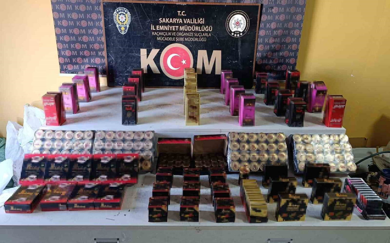 SAKARYA'NIN SERDİVAN İLÇESİNDE POLİS EKİPLERİNCE BİR İŞ YERİNE DÜZENLENEN OPERASYONDA 859 ADET...