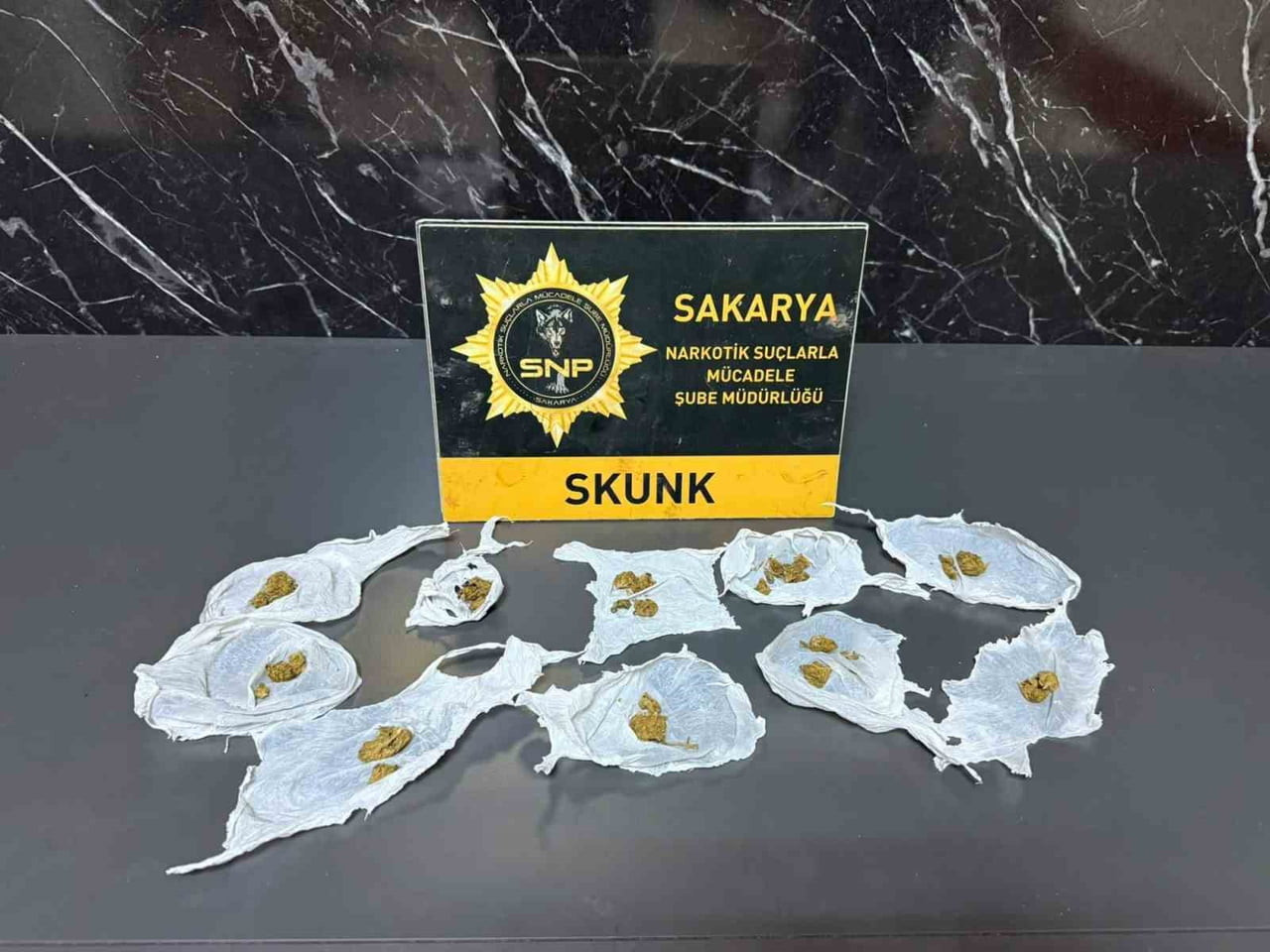 SAKARYA'NIN SERDİVAN İLÇESİNDE POLİS EKİPLERİNCE DÜZENLENEN UYUŞTURUCU OPERASYONUNDA GÖZALTINA...