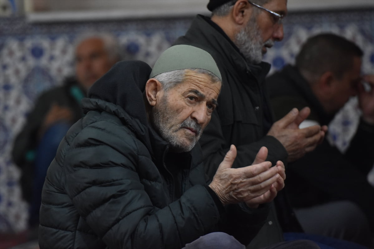 Sakarya'nın Serdivan ilçesinde Regaip Kandili, Sapak Camii'nde dualarla idrak edildi.