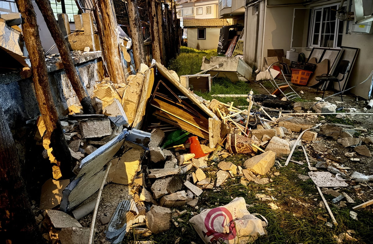 Sakarya'nın Serdivan ilçesindeki özel kız öğrenci yurdunda meydana gelen patlama nedeniyle hasar...