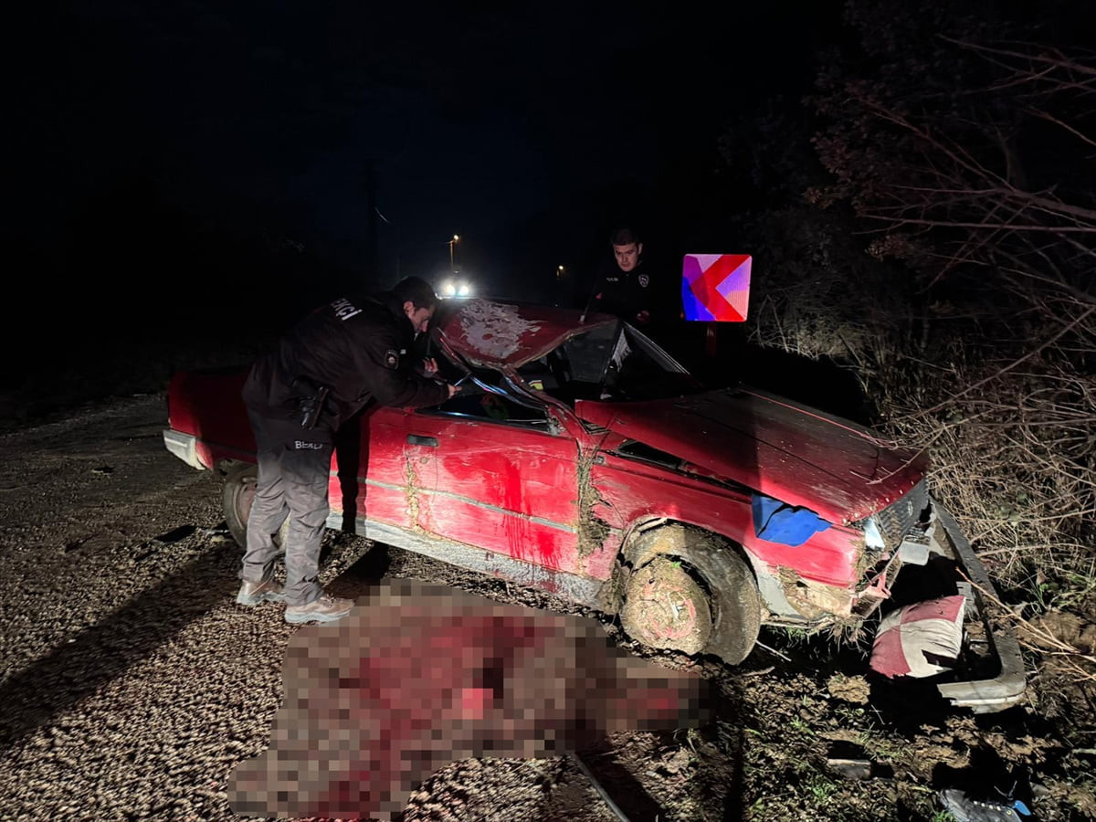 Sakarya'nın Taraklı ilçesinde otomobilin ağaca çarpması sonucu 1'i ağır 3 kişi yaralandı. 