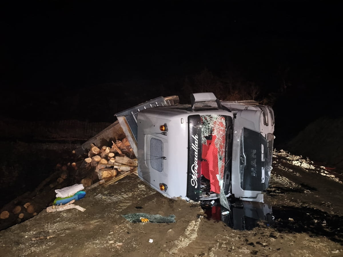 Sakarya'nın Taraklı ilçesinde tomruk yüklü tırın devrilmesi sonucu 3 kişi yaralandı.