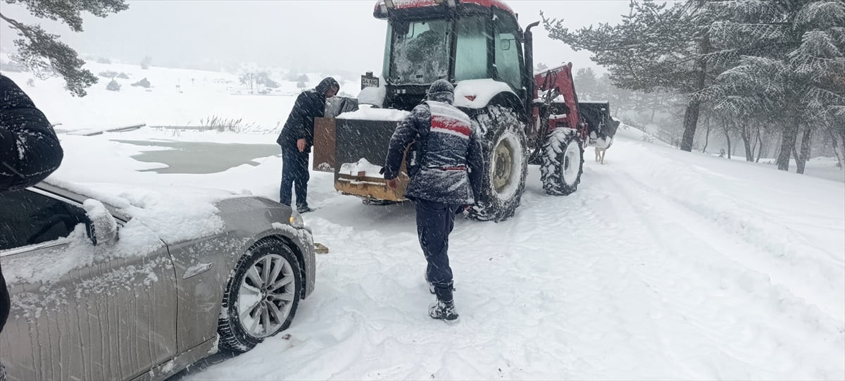 Sakarya'nın Taraklı ilçesinde yoğun kar yağışı nedeniyle yaylada mahsur kalan 15 araç, jandarma ve...