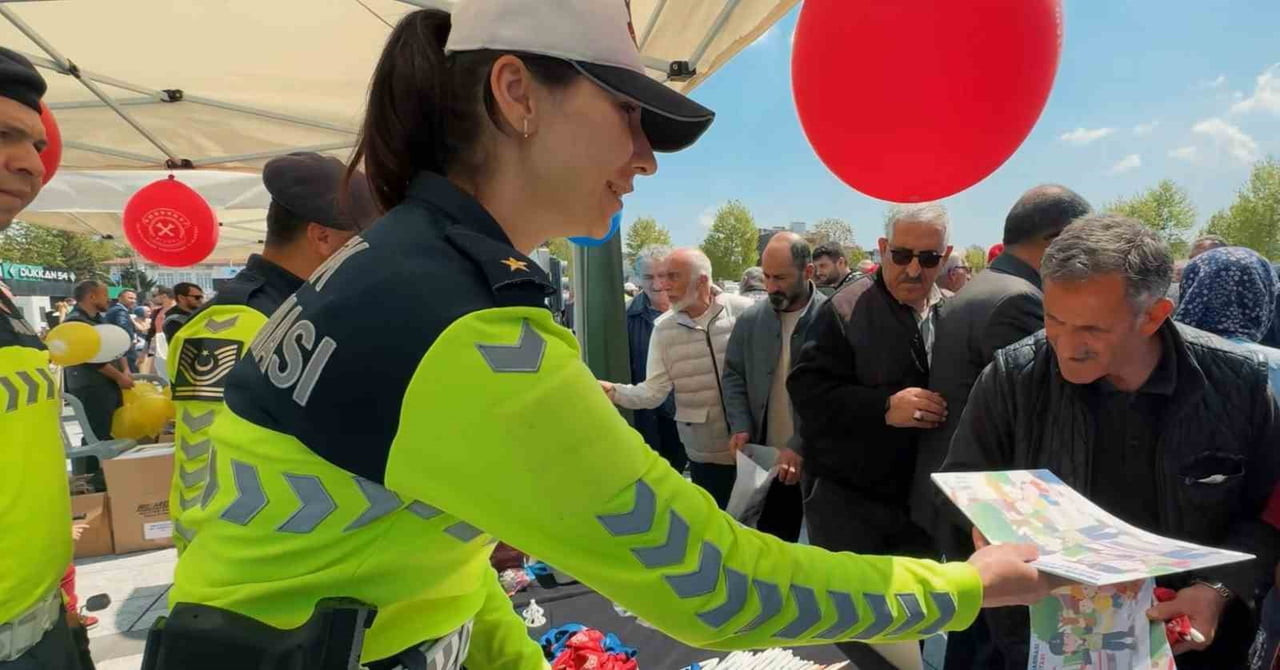 SAKARYA’DA "TRAFİK HAFTASI" ETKİNLİKLERİ KAPSAMINDA, VATANDAŞLARIN TRAFİK BİLİNCİNİ ARTIRMAK...