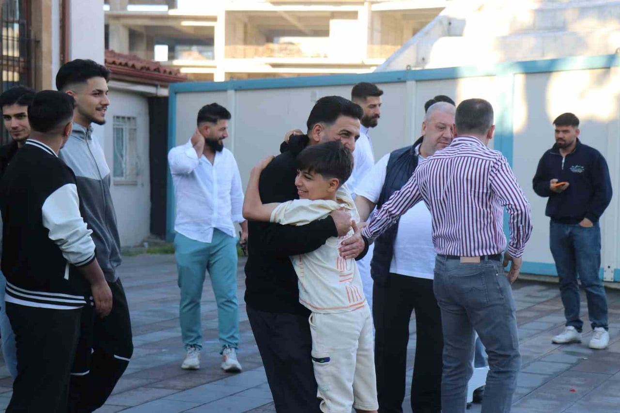SAKARYA’DA SABAHIN ERKEN SAATLERİNDE CAMİLERİ DOLDURAN VATANDAŞLAR KURBAN BAYRAMI NAMAZINI EDA...