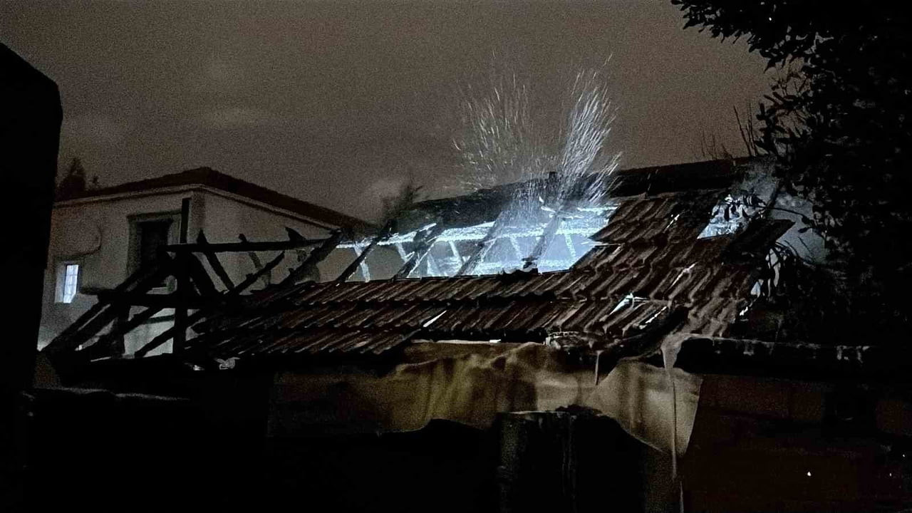 SAKARYA’NIN ADAPAZARI İLÇESİNDE GECE SAATLERİNDE MÜSTAKİL EVDE ÇIKAN YANGIN, İTFAİYE EKİPLERİNİN...