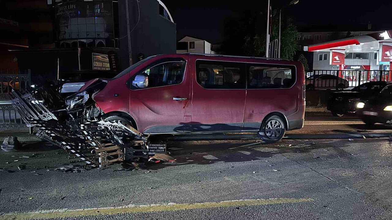 SAKARYA’NIN ADAPAZARI İLÇESİNDE MEYDANA GELEN TRAFİK KAZASINDA DİREKSİYON HAKİMİYETİNİ KAYBEDEN...