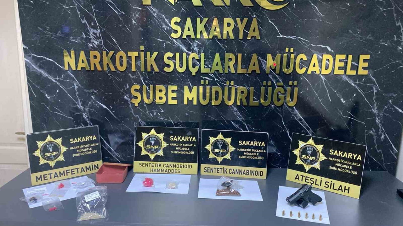 SAKARYA’NIN ADAPAZARI İLÇESİNDE NARKOTİK POLİSİNDEN KAÇMAYA ÇALIŞAN UYUŞTURUCU ZANLISI, GİRDİĞİ...