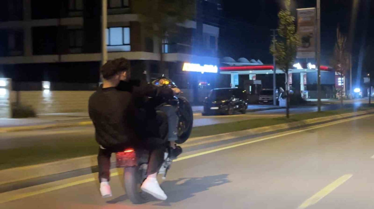 SAKARYA’NIN ADAPAZARI İLÇESİNDE PLAKASIZ MOTOSİKLETLE TRAFİĞE ÇIKAN 3 KİŞİ HEM KASKSIZ YOLCULUK...