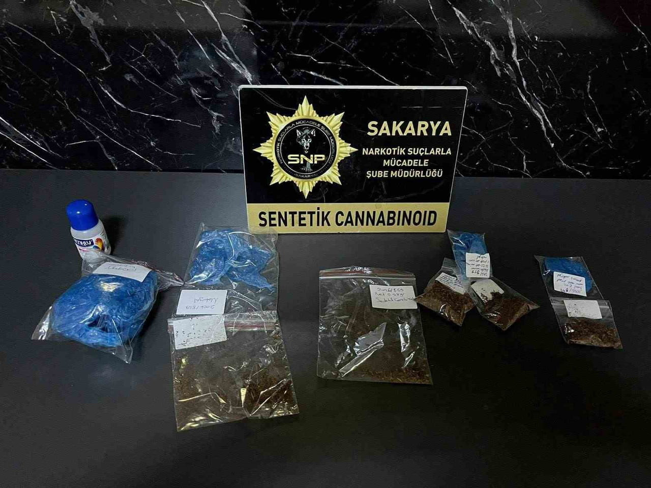 SAKARYA’NIN ARİFİYE İLÇESİNDE POLİS EKİPLERİNCE DÜZENLENEN UYUŞTURUCU OPERASYONUNDA GÖZALTINA...