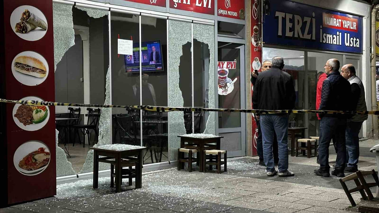 SAKARYA’NIN ERENLER İLÇESİNDE KİMLİĞİ BELİRSİZ BİR ŞAHSIN İŞ YERİNE VE OTOMOBİLE ATEŞ AÇTIĞI...