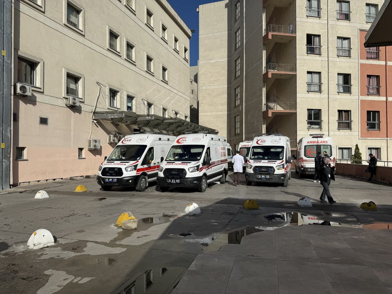 SAKARYA’NIN HENDEK İLÇESİNDE BİR DÜĞÜN SALONUNDA ALKOL ALINDIĞI SIRADA ÇIKAN KAVGADA, İŞ YERİNDE...