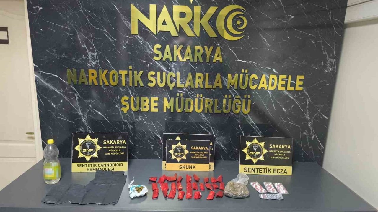 SAKARYA’NIN HENDEK İLÇESİNDE EMNİYET EKİPLERİNCE DÜZENLENEN UYUŞTURUCU OPERASYONUNDA BİR ŞÜPHELİ...