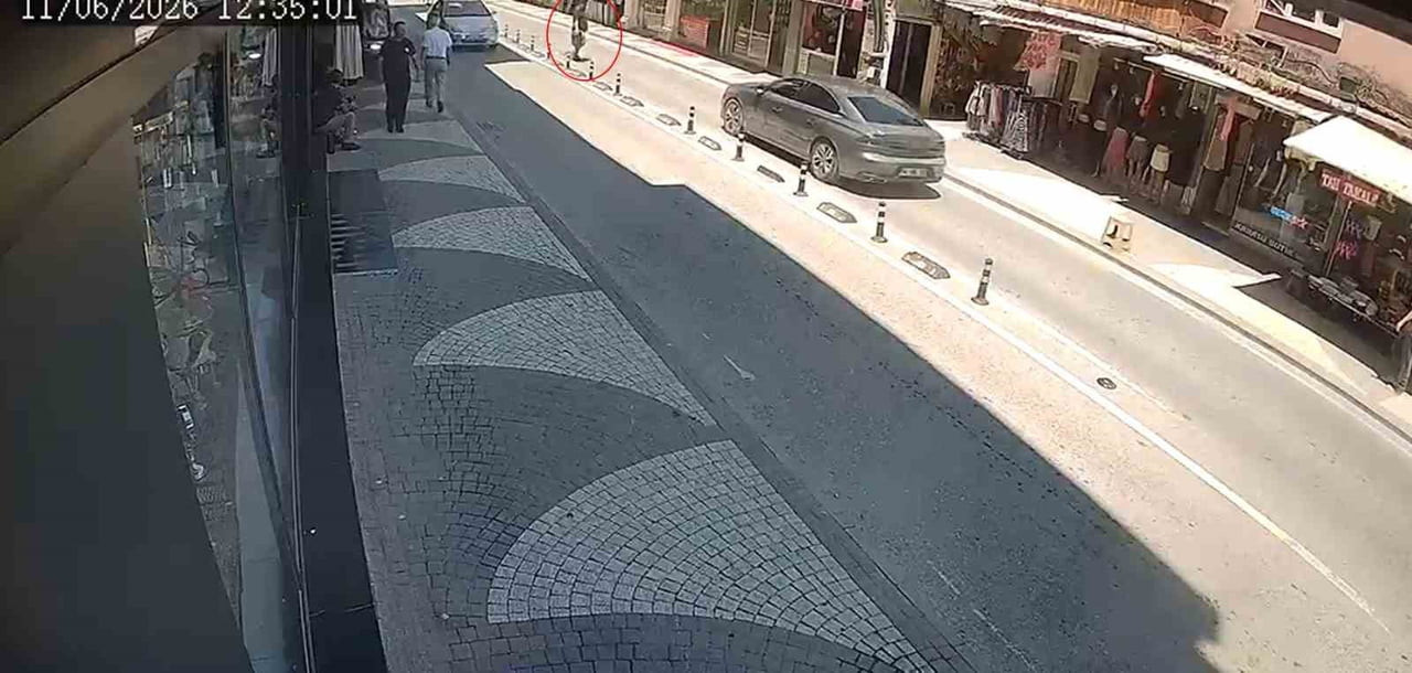 SAKARYA’NIN KARASU İLÇESİNDE CADDE ÜZERİNDE SEYİR HALİNDE OLAN OTOMOBİL, KARŞIDAN KARŞIYA GEÇMEKTE...