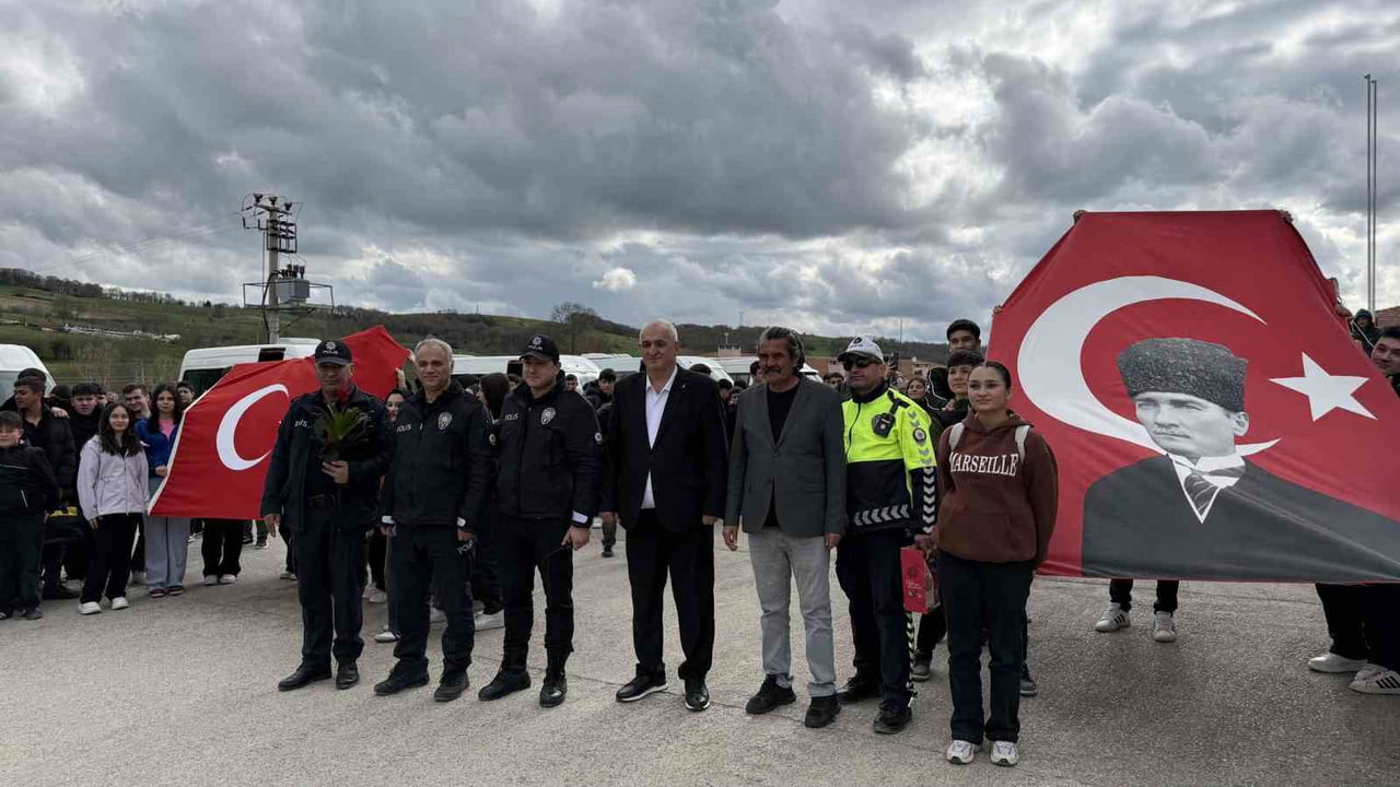 SAKARYA’NIN KAYNARCA İLÇESİNDE LİSEDE KAVGA OLDUĞU İHBARINDA BULUNAN ÖĞRETMEN VE ÖĞRENCİLER, POLİS...