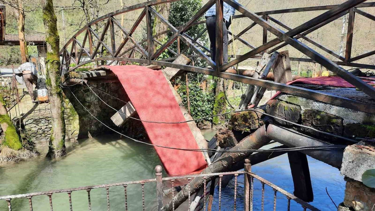 SAKARYA’NIN SAPANCA İLÇESİNDE DERE ÜZERİNDE BULUNAN ASMA KÖPRÜNÜN ÇÖKMESİ NETİCESİNDE 2 KİŞİ HAFİF...