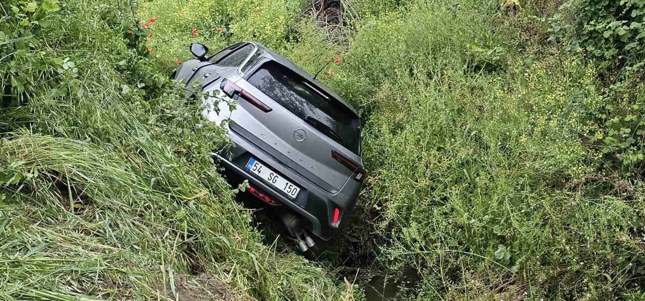 SAKARYA’NIN SAPANCA İLÇESİNDE YOLDAN ÇIKARAK SU KANALINA YAN YATAN OTOMOBİLDE MAHSUR KALAN 2 KİŞİ...