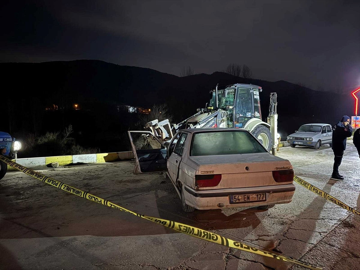Sakarya’nın Taraklı ilçesinde park halindeki iş makinesine çarpan otomobilin sürücüsü yaşamını...