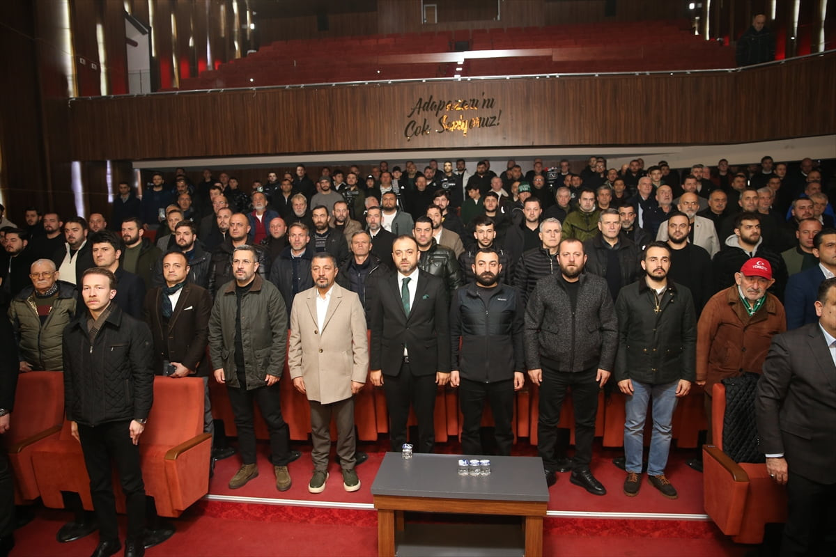 Sakaryaspor Kulübünün seçimli olağanüstü genel kurulunda başkanlığa Enes Zengin (soldan 7'nci)...