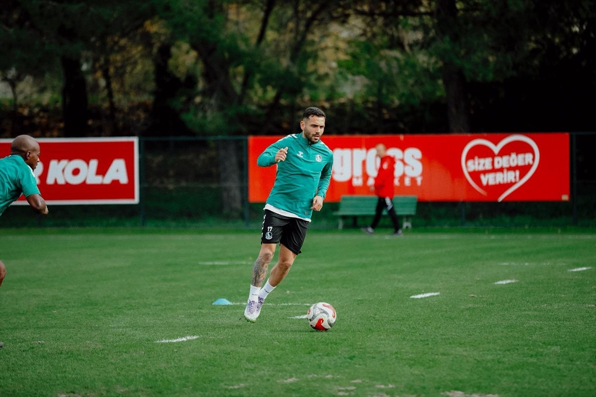 Sakaryaspor, Trendyol 1. Lig'in 14. haftasında deplasmanda İstanbulspor ile oynayacağı maçın...